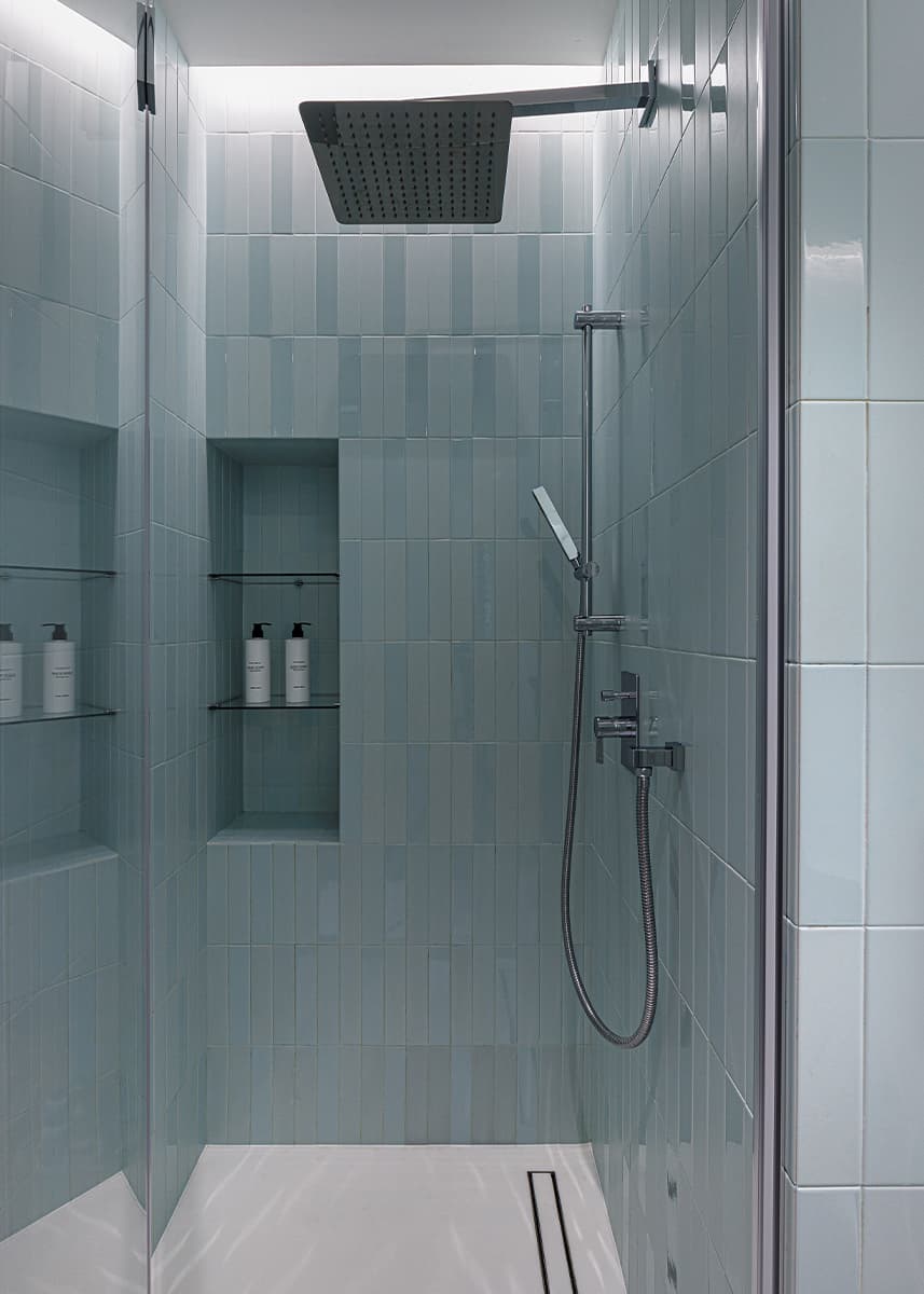 Элегантный подиум и оранжевые акценты в интерьере квартиры с «рассветной» палитрой — проект Brimmer Family Interiors