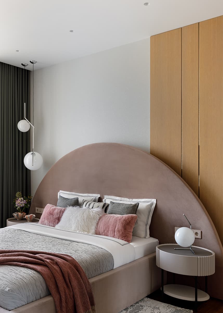 Элегантный подиум и оранжевые акценты в интерьере квартиры с «рассветной» палитрой — проект Brimmer Family Interiors