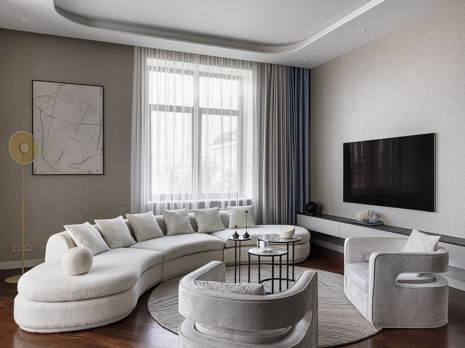 Элегантный подиум и оранжевые акценты в интерьере квартиры с «рассветной» палитрой — проект Brimmer Family Interiors