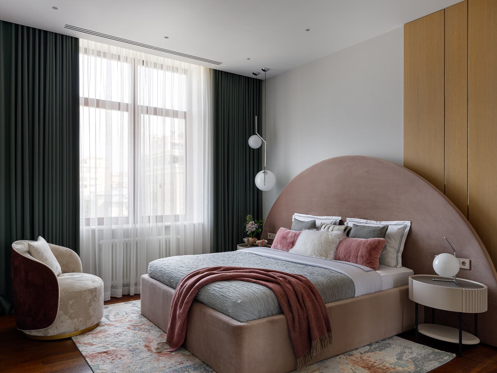 Элегантный подиум и оранжевые акценты в интерьере квартиры с «рассветной» палитрой — проект Brimmer Family Interiors