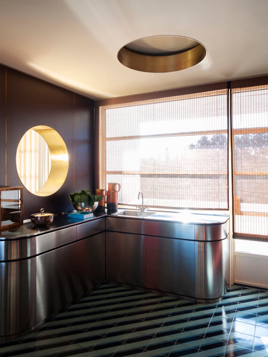 Винтажная мебель культовых дизайнеров как диалог между эпохами в интерьере французской квартиры — проект бюро Dimorestudio