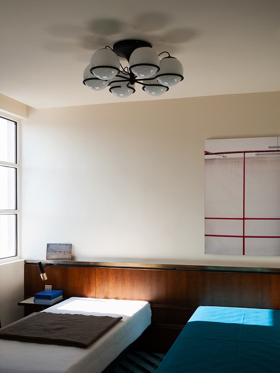 Винтажная мебель культовых дизайнеров как диалог между эпохами в интерьере французской квартиры — проект бюро Dimorestudio