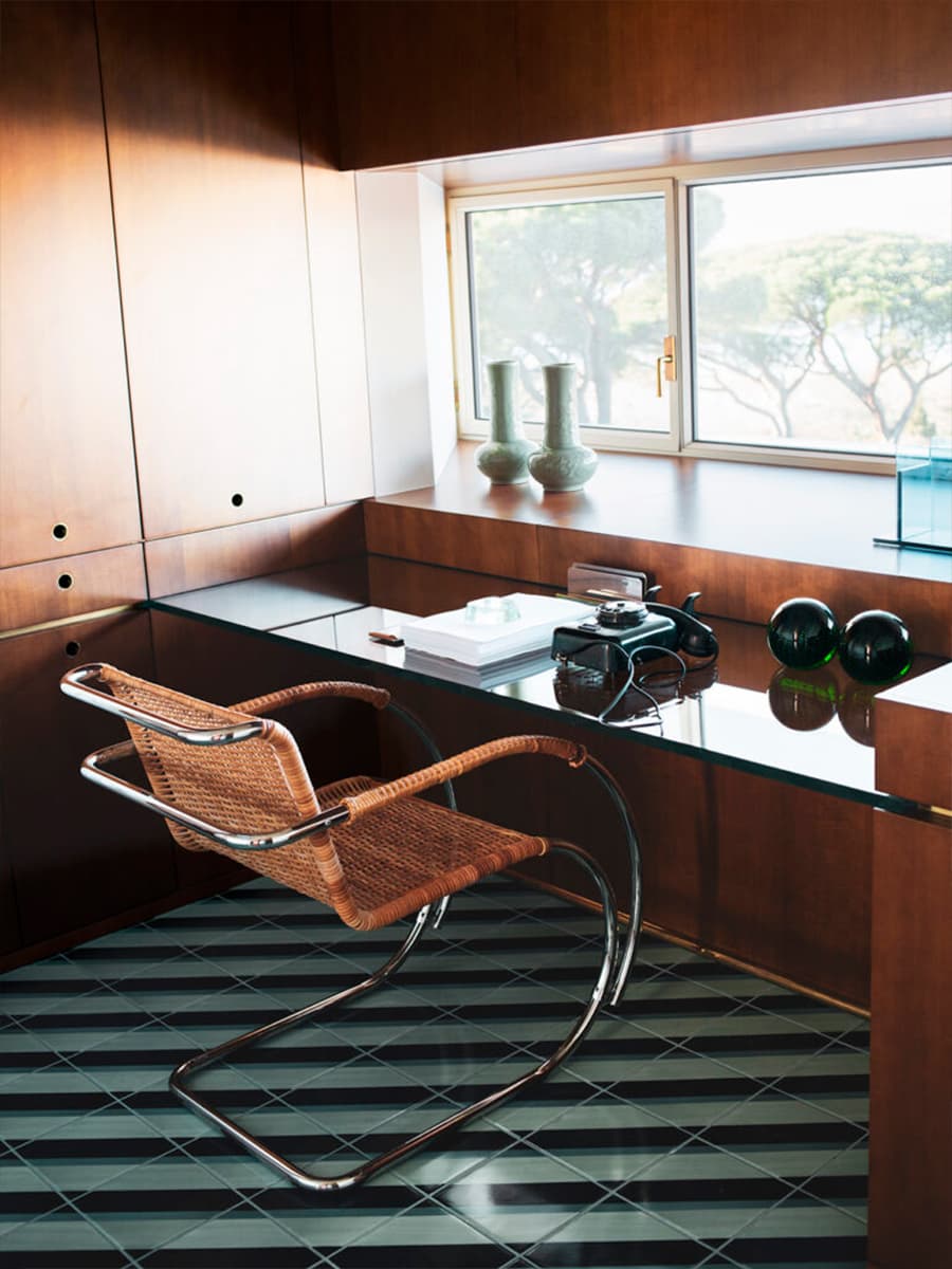 Винтажная мебель культовых дизайнеров как диалог между эпохами в интерьере французской квартиры — проект бюро Dimorestudio