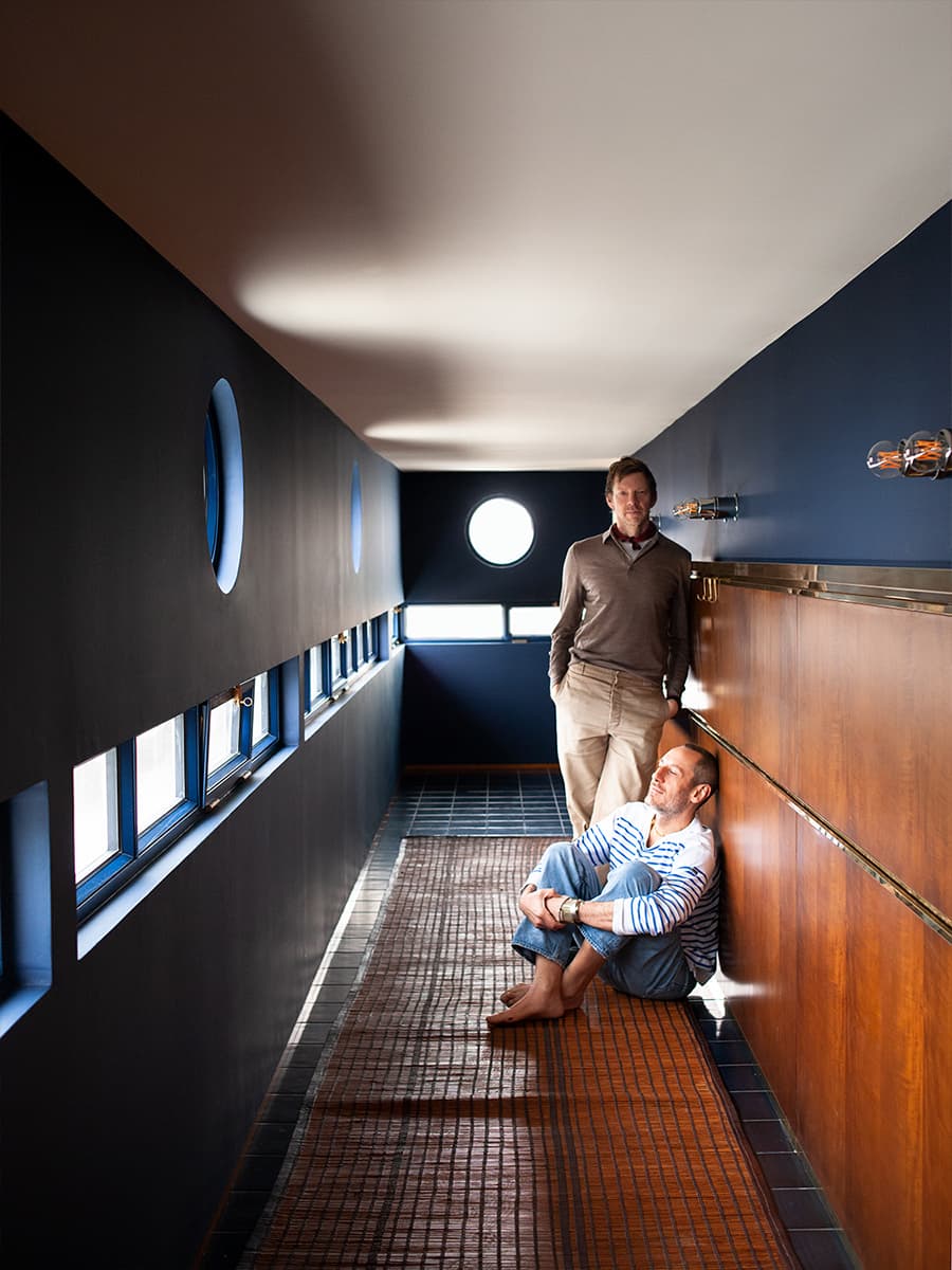 Винтажная мебель культовых дизайнеров как диалог между эпохами в интерьере французской квартиры — проект бюро Dimorestudio