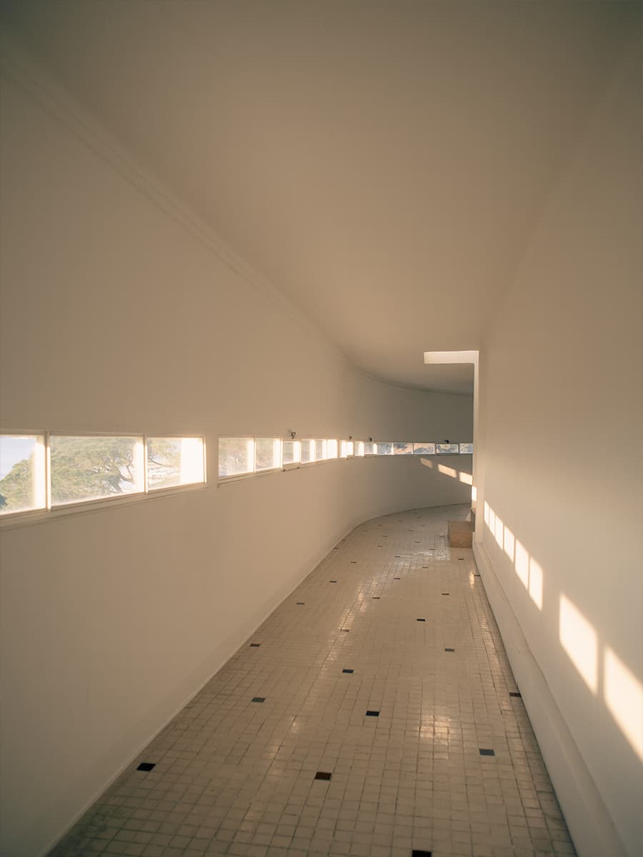 Винтажная мебель культовых дизайнеров как диалог между эпохами в интерьере французской квартиры — проект бюро Dimorestudio