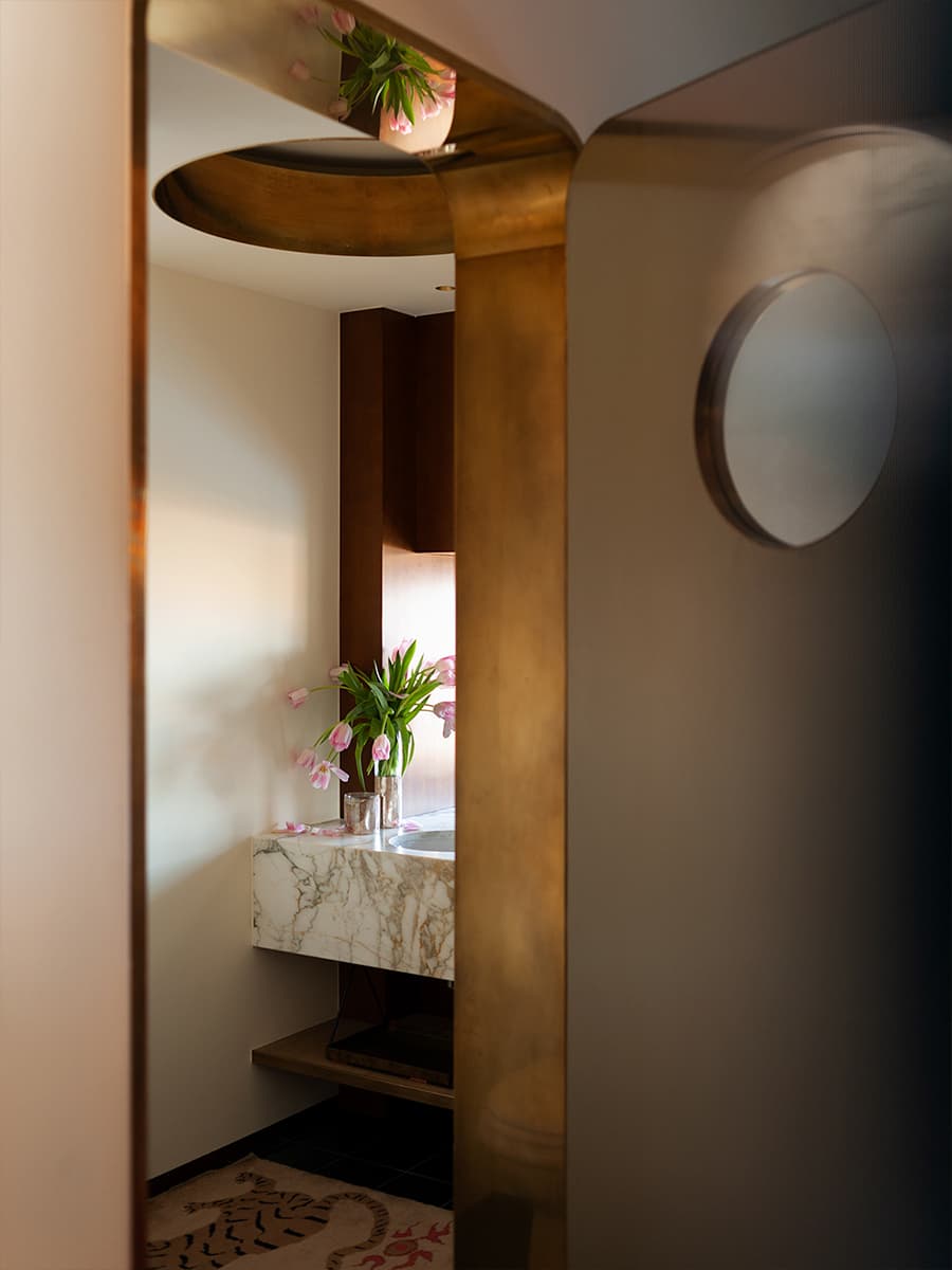 Винтажная мебель культовых дизайнеров как диалог между эпохами в интерьере французской квартиры — проект бюро Dimorestudio