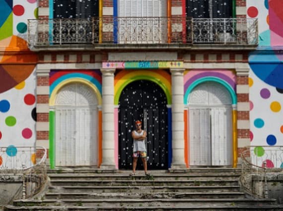 Испанский художник раскрасил французский особняк XIX века