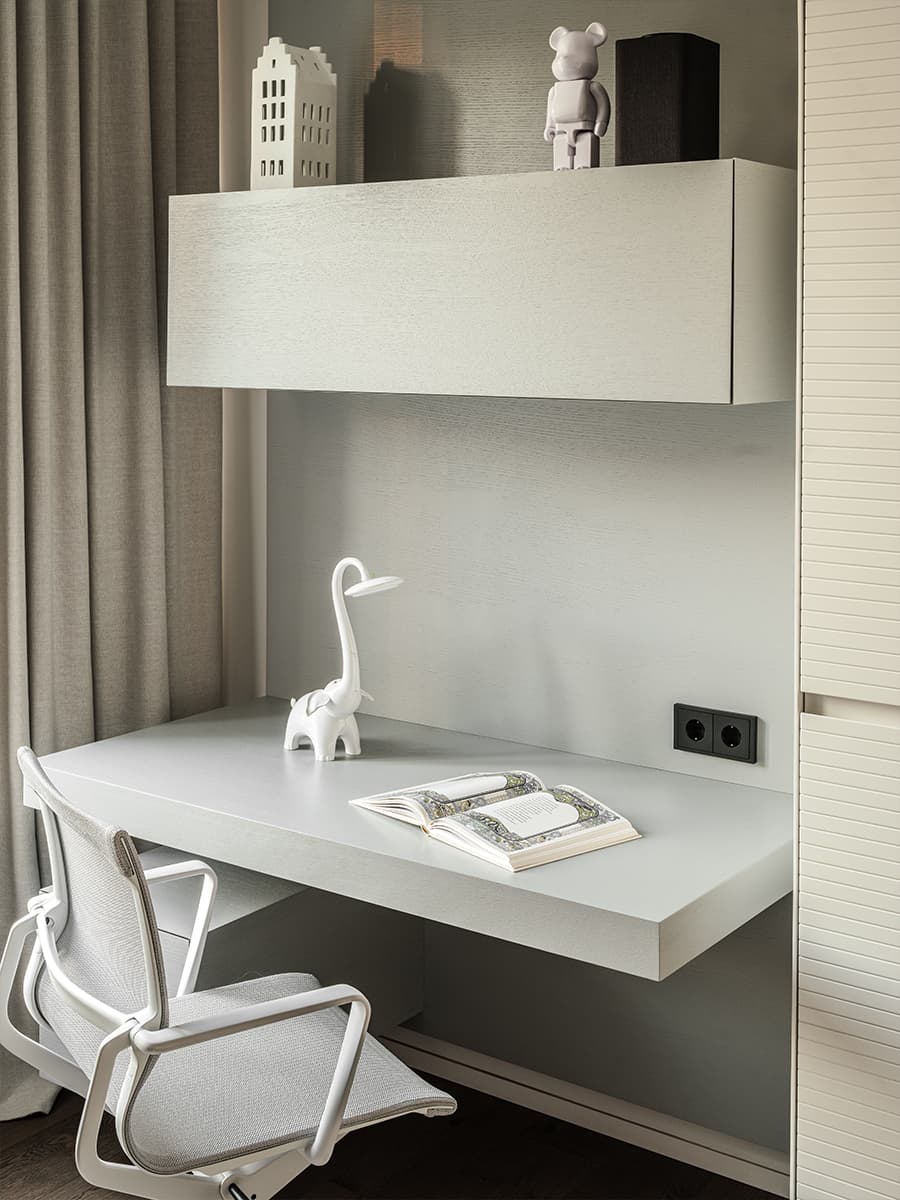 Цветные порталы, керамогранит и уютная лоджия в интерьере семейной квартиры в Воронеже — проект Екатерины Мищенко