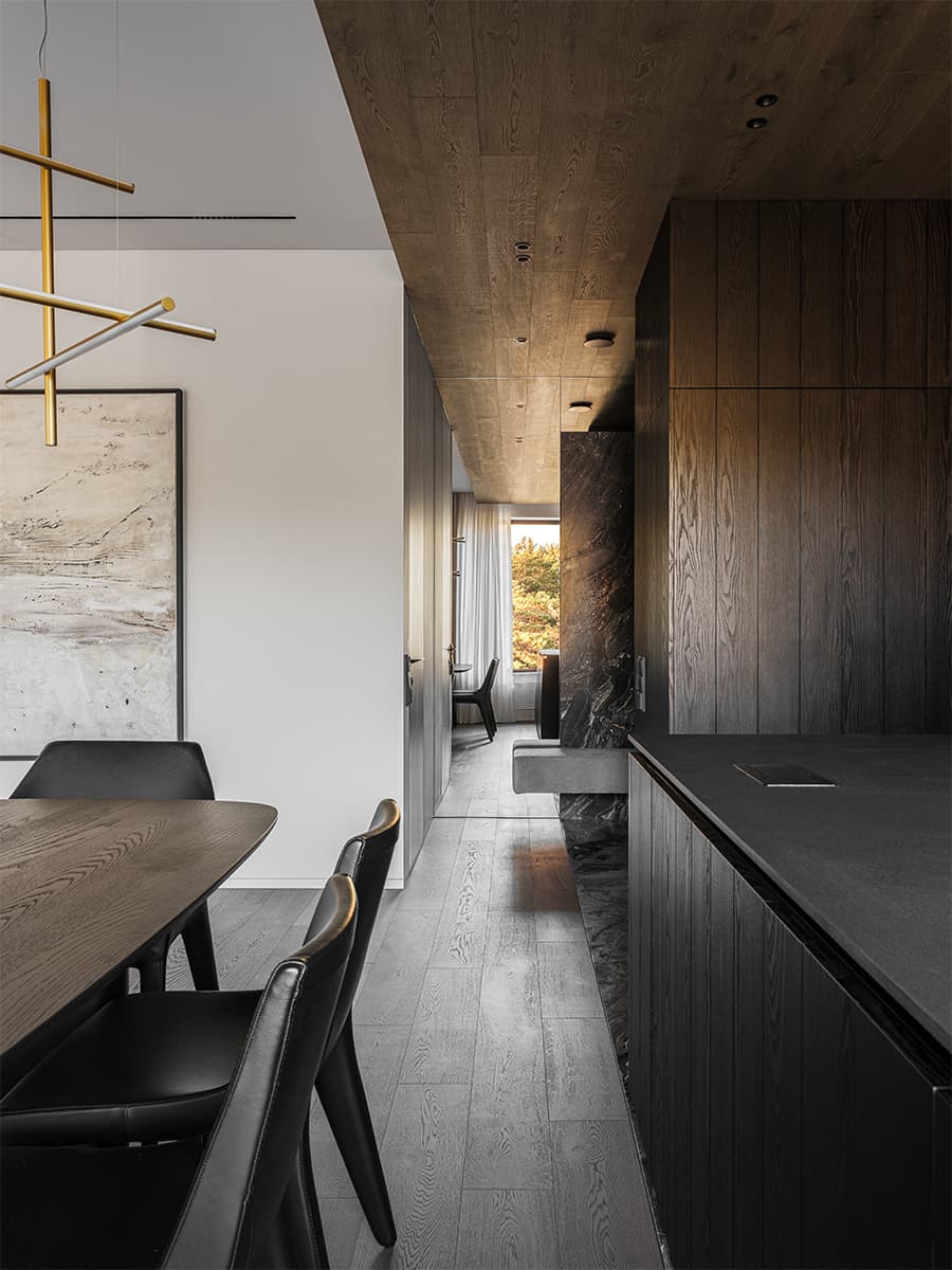 Цветные порталы, керамогранит и уютная лоджия в интерьере семейной квартиры в Воронеже — проект Екатерины Мищенко