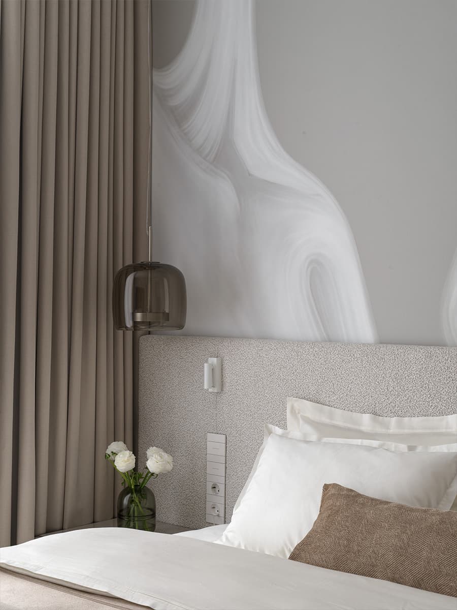 Глянцевые фактуры кухни и зеленые акценты в интерьере семейной квартиры — проект Bespace Studio