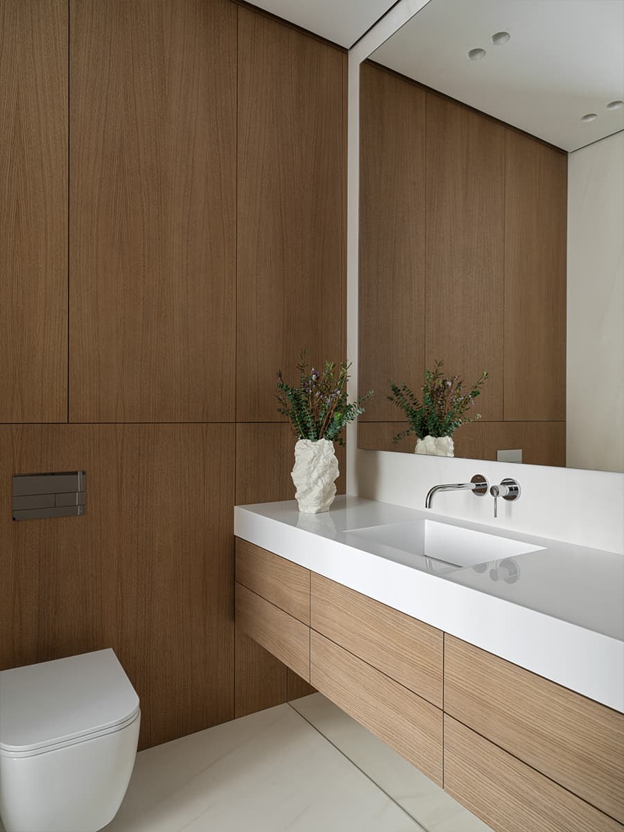 Глянцевые фактуры кухни и зеленые акценты в интерьере семейной квартиры — проект Bespace Studio