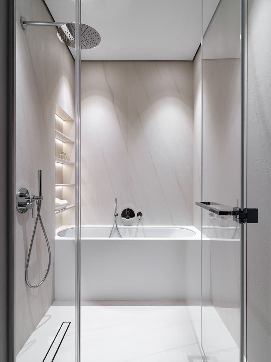 Глянцевые фактуры кухни и зеленые акценты в интерьере семейной квартиры — проект Bespace Studio