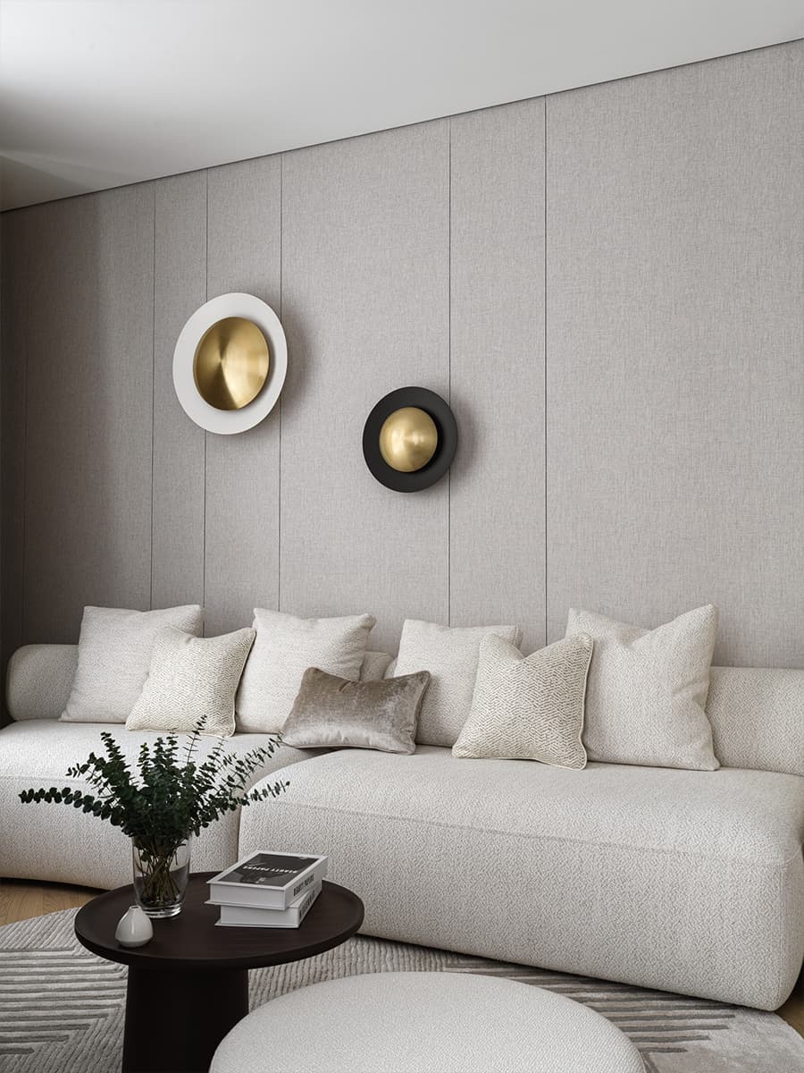 Глянцевые фактуры кухни и зеленые акценты в интерьере семейной квартиры — проект Bespace Studio