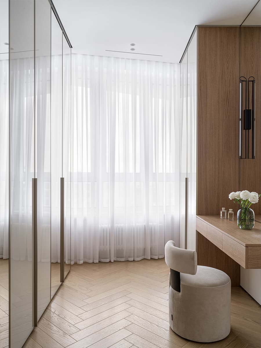 Глянцевые фактуры кухни и зеленые акценты в интерьере семейной квартиры — проект Bespace Studio