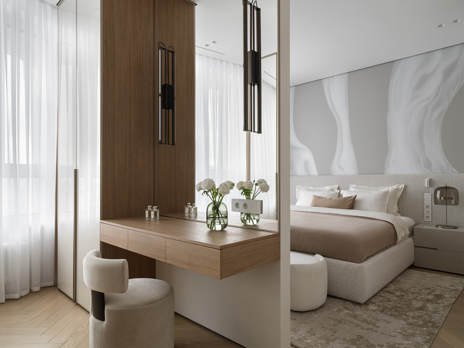 Глянцевые фактуры кухни и зеленые акценты в интерьере семейной квартиры — проект Bespace Studio