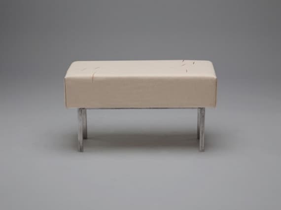 Мебель Дэнни Приятна отражает несовершенства человеческого тела