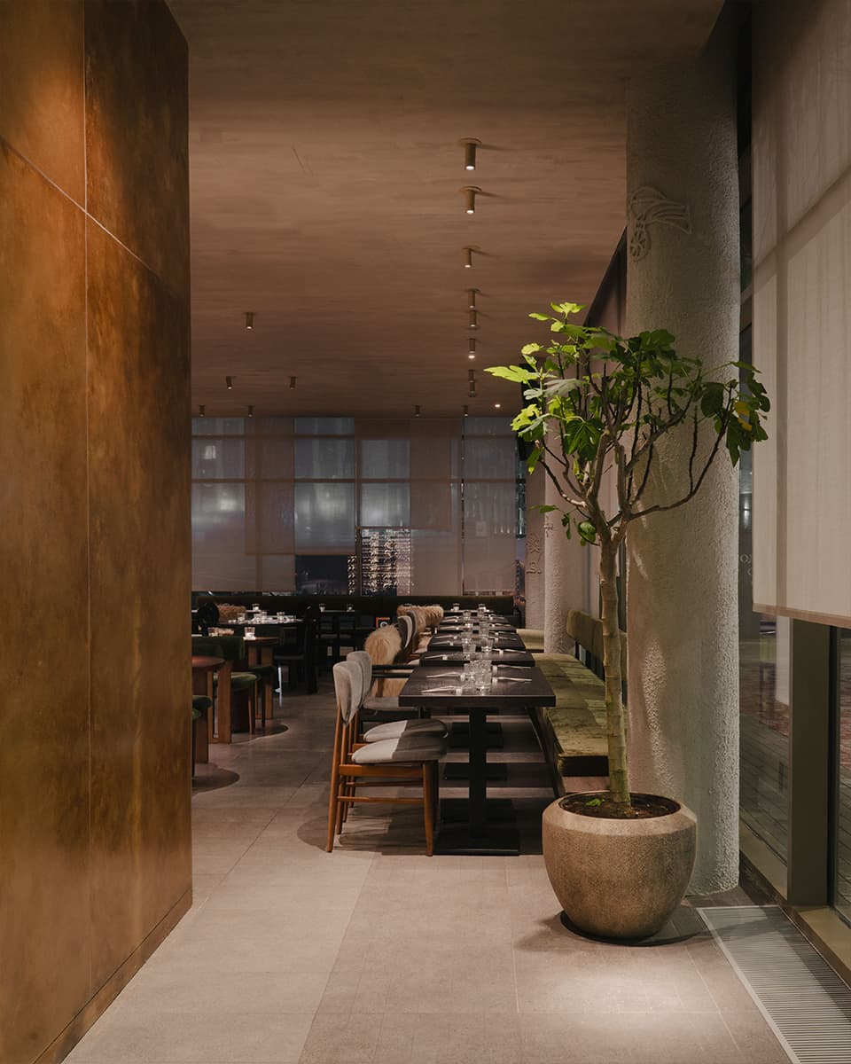 Панно в духе картин Нико Пиросмани и меховые стулья в интерьере грузинского ресторана — проект KIDZ