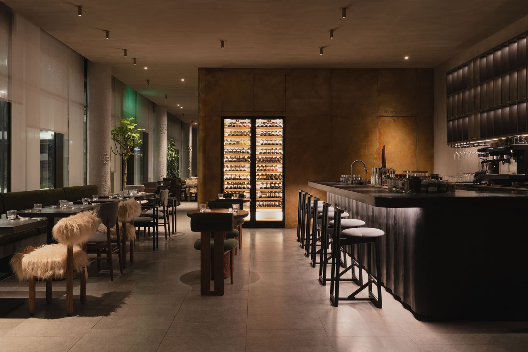 Панно в духе картин Нико Пиросмани и меховые стулья в интерьере грузинского ресторана — проект KIDZ