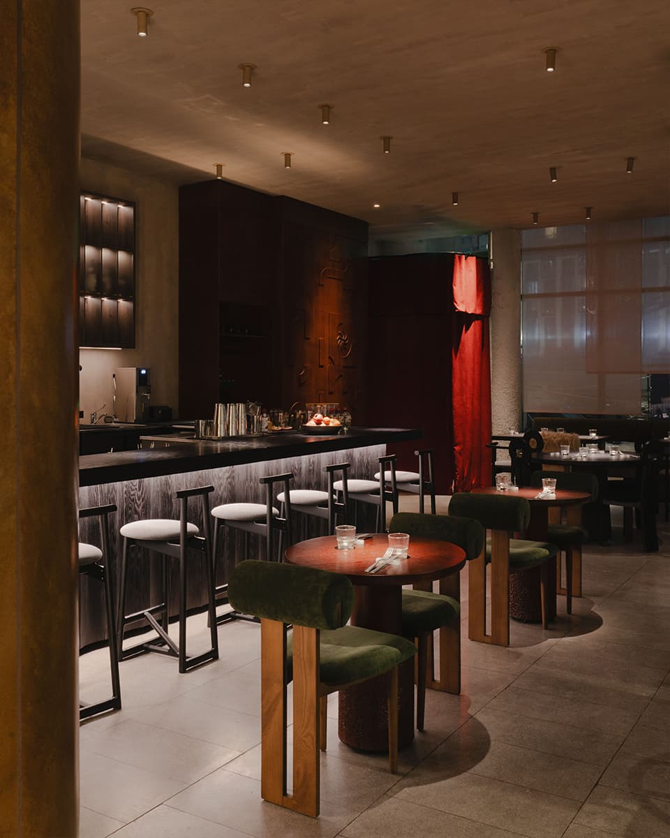 Панно в духе картин Нико Пиросмани и меховые стулья в интерьере грузинского ресторана — проект KIDZ