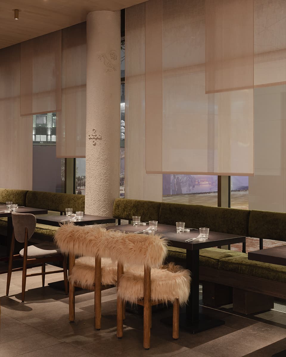 Панно в духе картин Нико Пиросмани и меховые стулья в интерьере грузинского ресторана — проект KIDZ