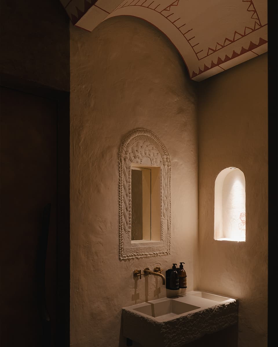 Панно в духе картин Нико Пиросмани и меховые стулья в интерьере грузинского ресторана — проект KIDZ