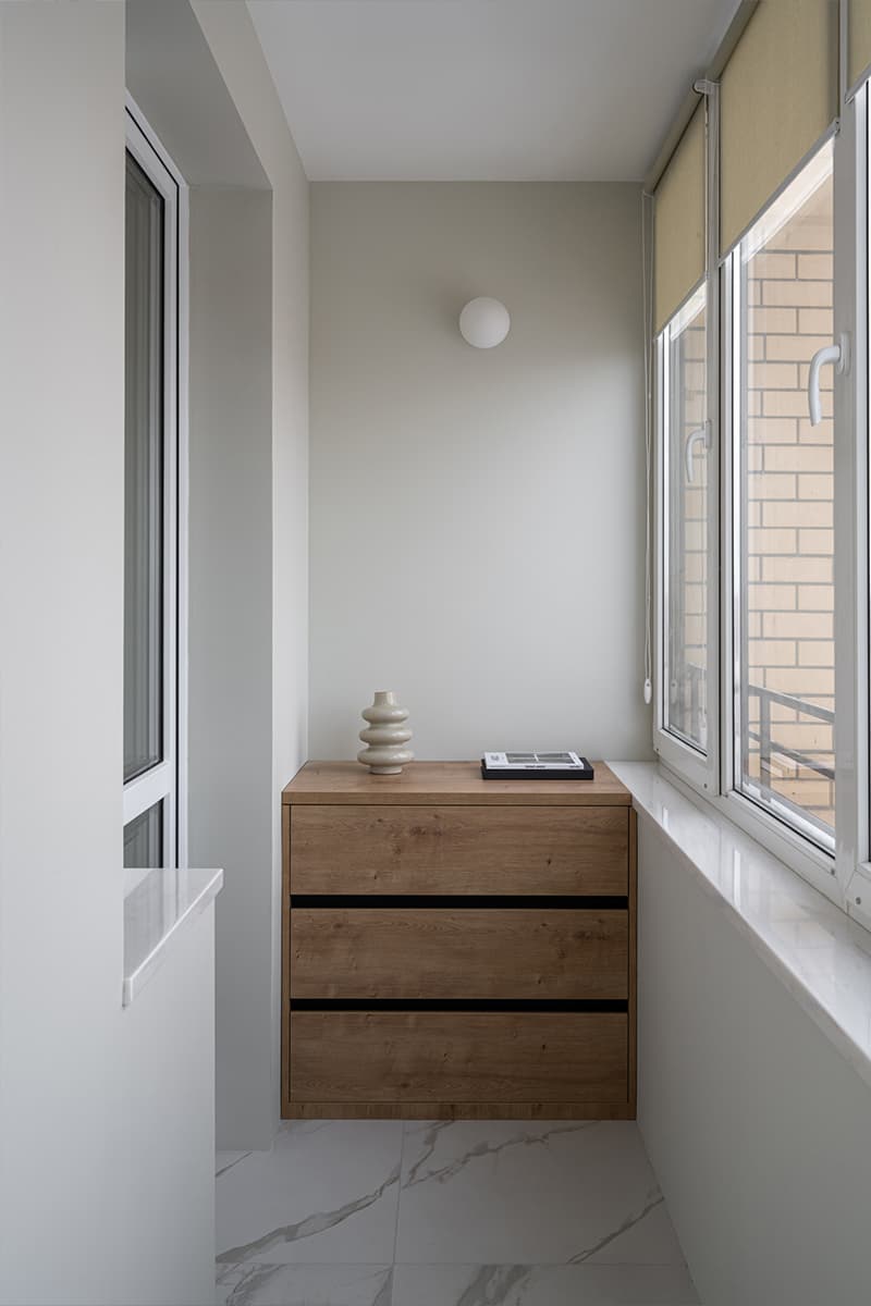 Рельефная стеклянная перегородка, деревянные элементы и светильник ручной работы в интерьере квартиры для брата и сестры — проект бюро BUREAU LOLO