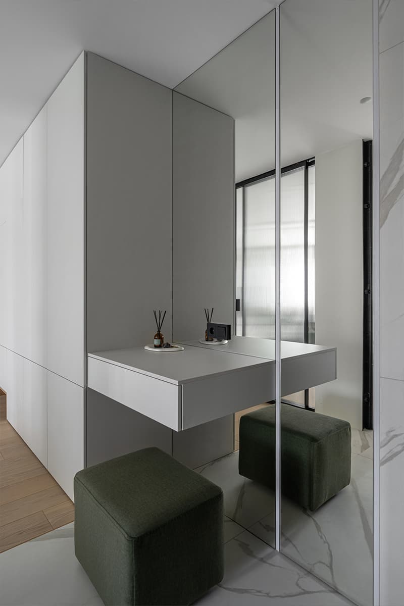 Рельефная стеклянная перегородка, деревянные элементы и светильник ручной работы в интерьере квартиры для брата и сестры — проект бюро BUREAU LOLO