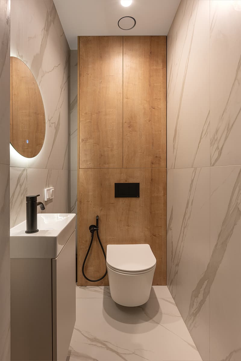 Рельефная стеклянная перегородка, деревянные элементы и светильник ручной работы в интерьере квартиры для брата и сестры — проект бюро BUREAU LOLO