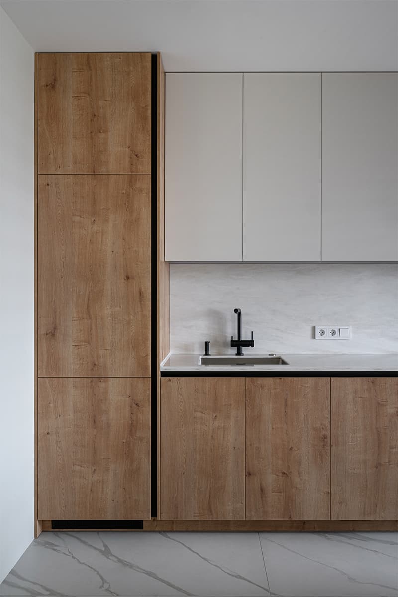 Рельефная стеклянная перегородка, деревянные элементы и светильник ручной работы в интерьере квартиры для брата и сестры — проект бюро BUREAU LOLO