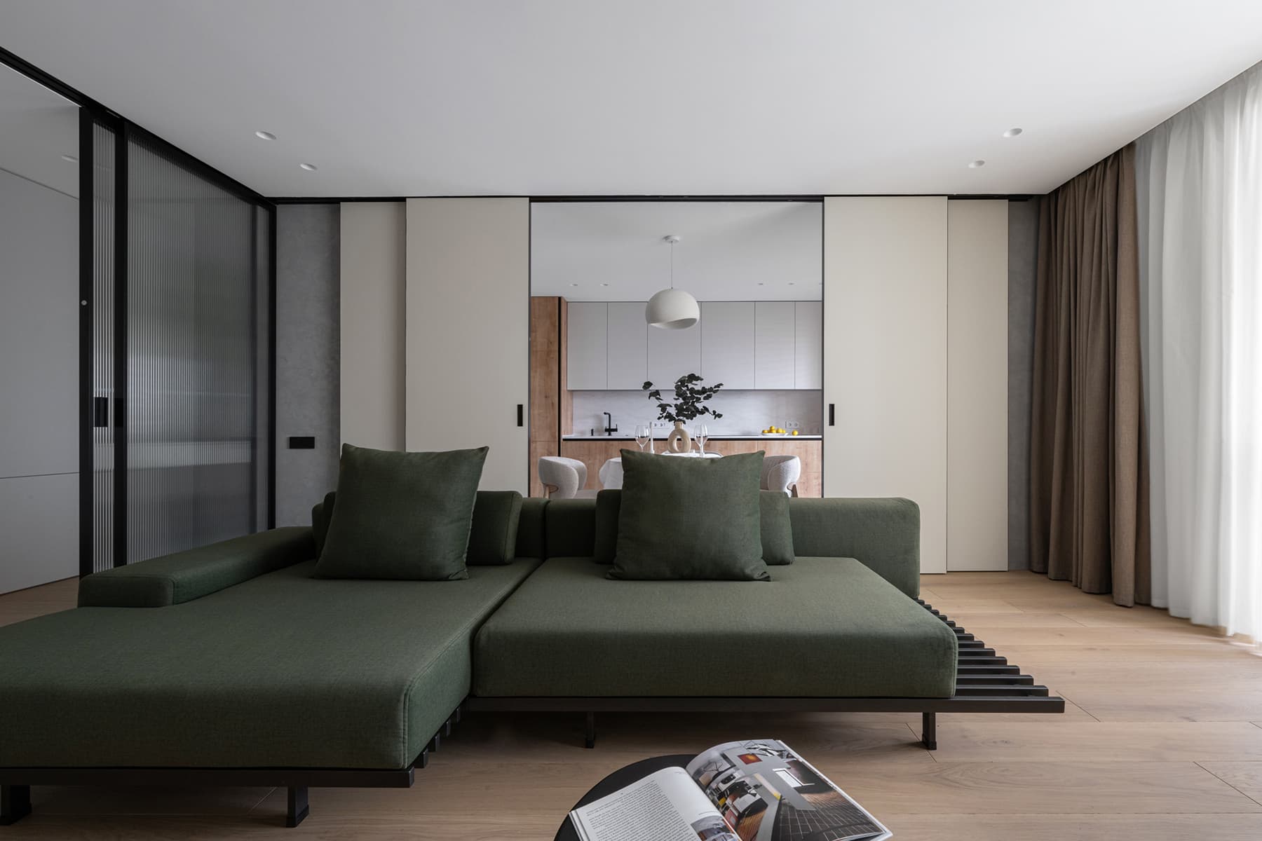 Рельефная стеклянная перегородка, деревянные элементы и светильник ручной работы в интерьере квартиры для брата и сестры — проект бюро BUREAU LOLO