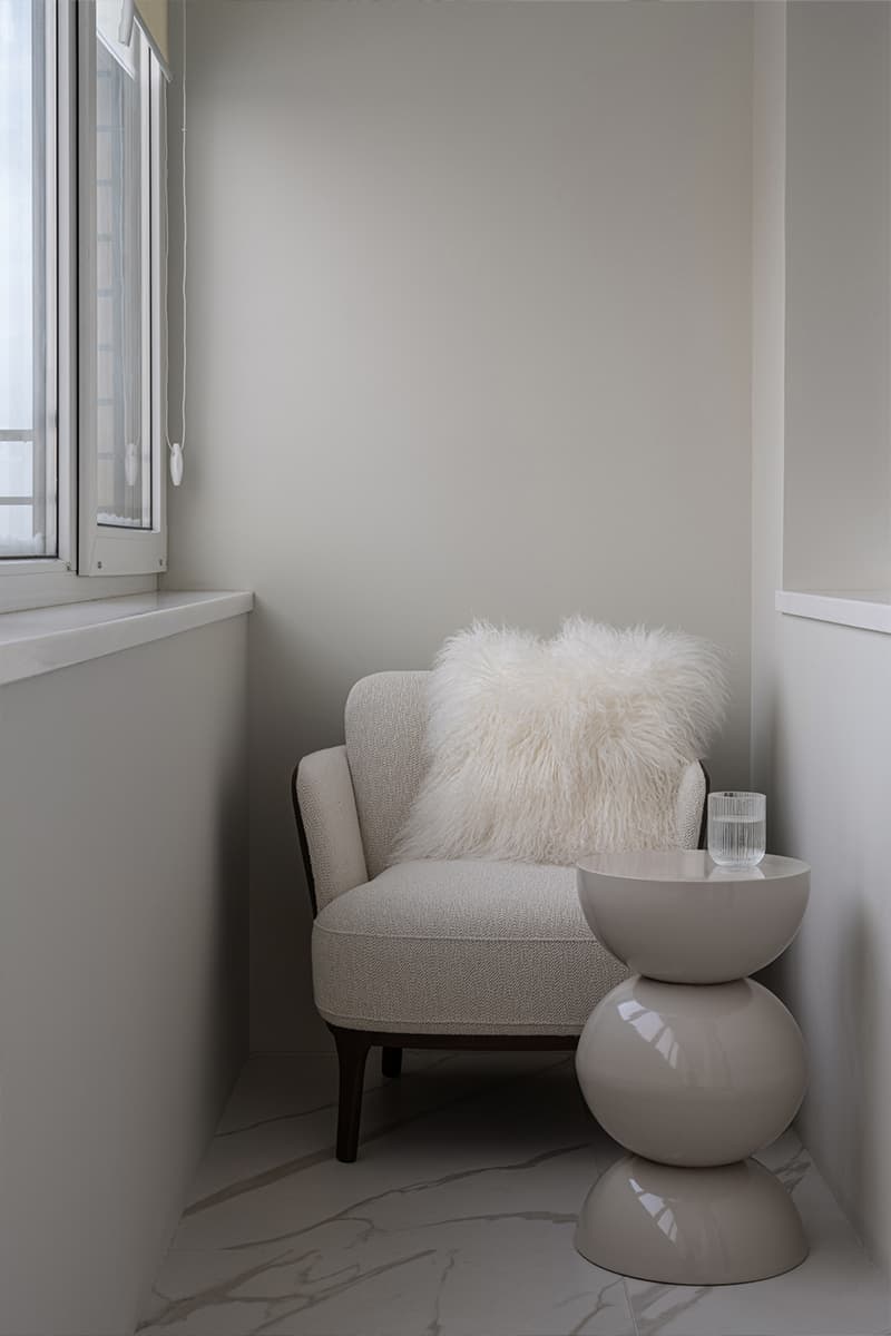 Рельефная стеклянная перегородка, деревянные элементы и светильник ручной работы в интерьере квартиры для брата и сестры — проект бюро BUREAU LOLO