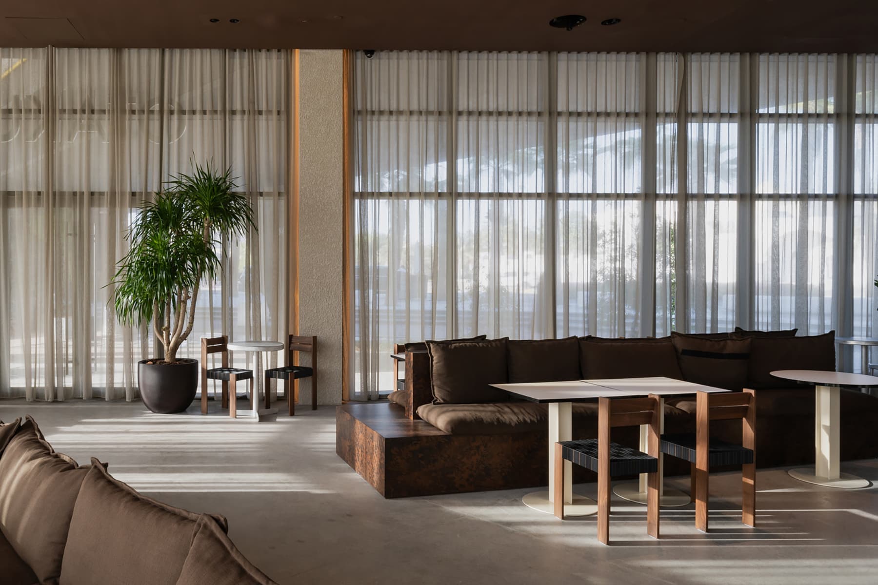 Брутализм и принципы ваби-саби в интерьере кафе на набережной Абу-Даби — проект shell+core