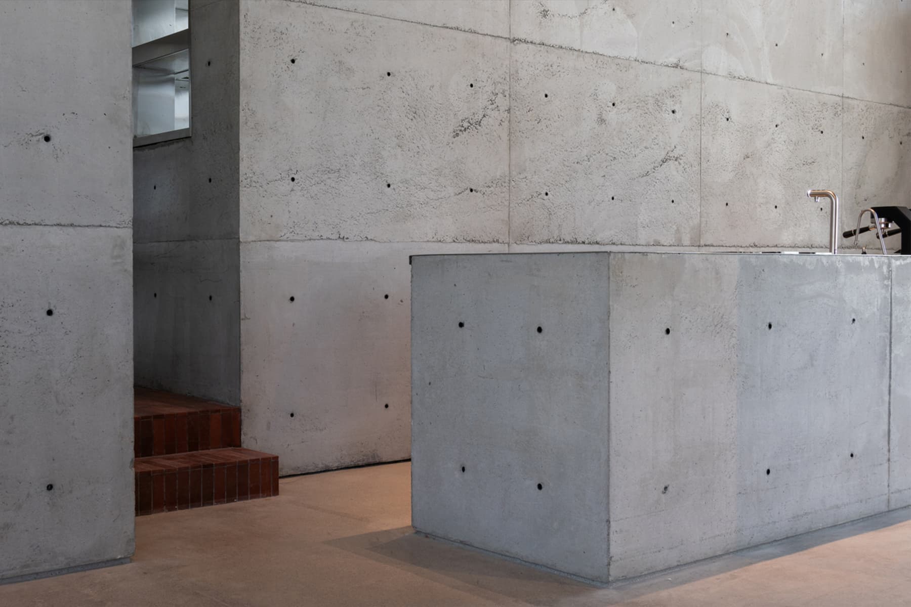 Брутализм и принципы ваби-саби в интерьере кафе на набережной Абу-Даби — проект shell+core