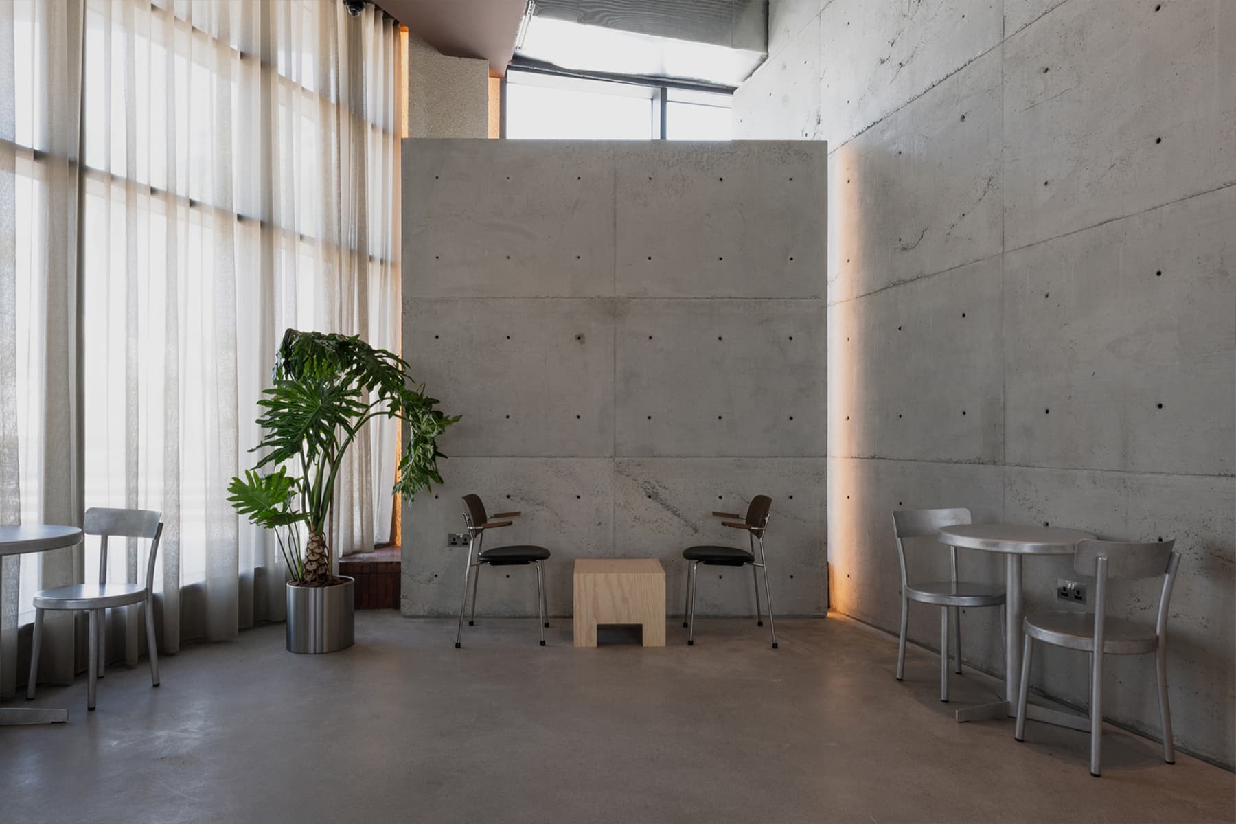 Брутализм и принципы ваби-саби в интерьере кафе на набережной Абу-Даби — проект shell+core