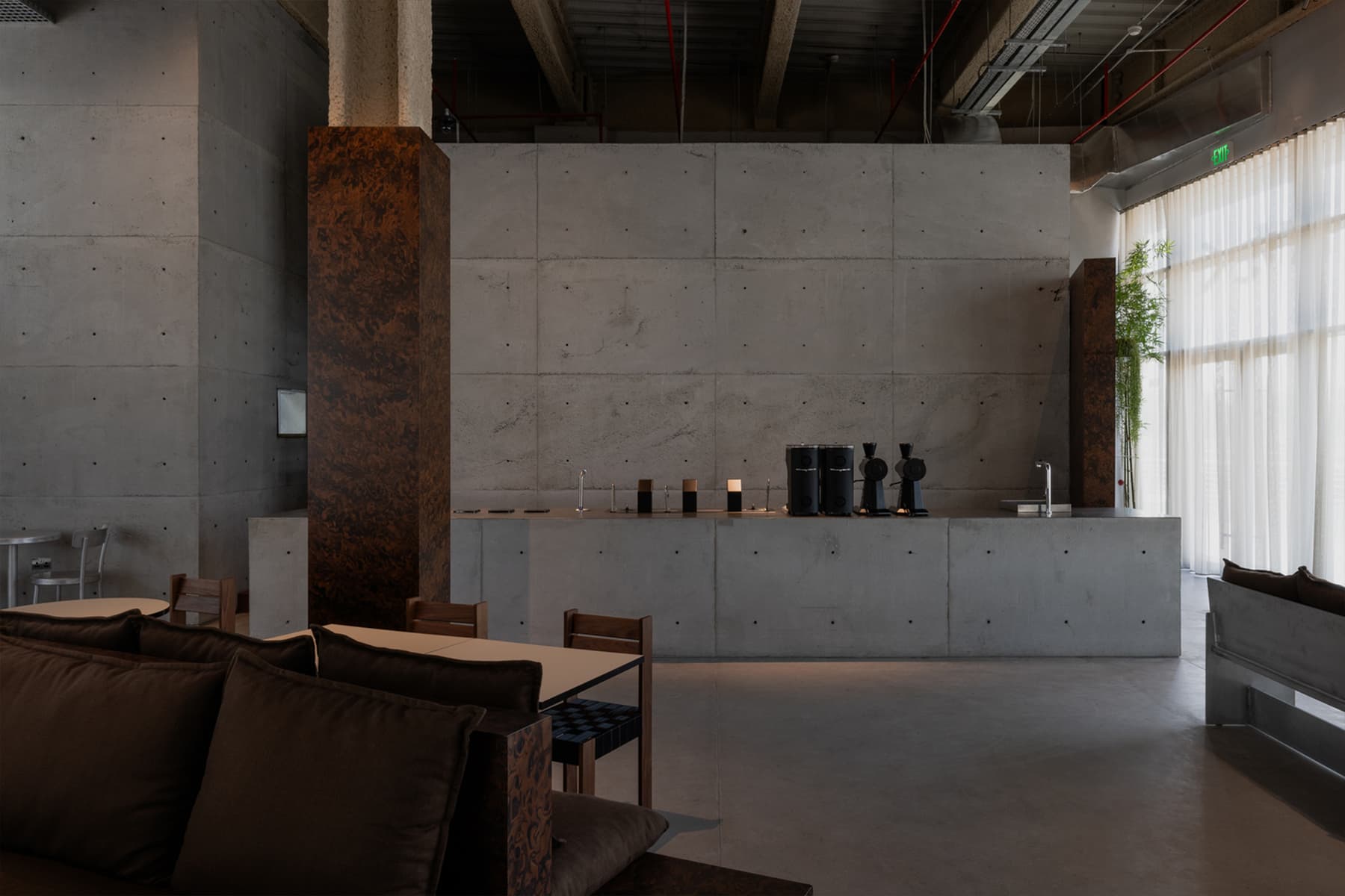 Брутализм и принципы ваби-саби в интерьере кафе на набережной Абу-Даби — проект shell+core