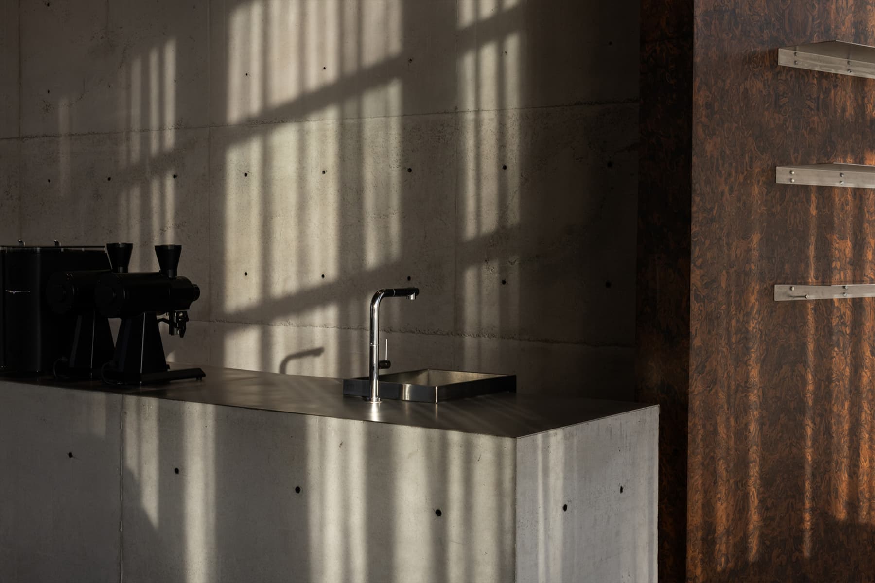 Брутализм и принципы ваби-саби в интерьере кафе на набережной Абу-Даби — проект shell+core