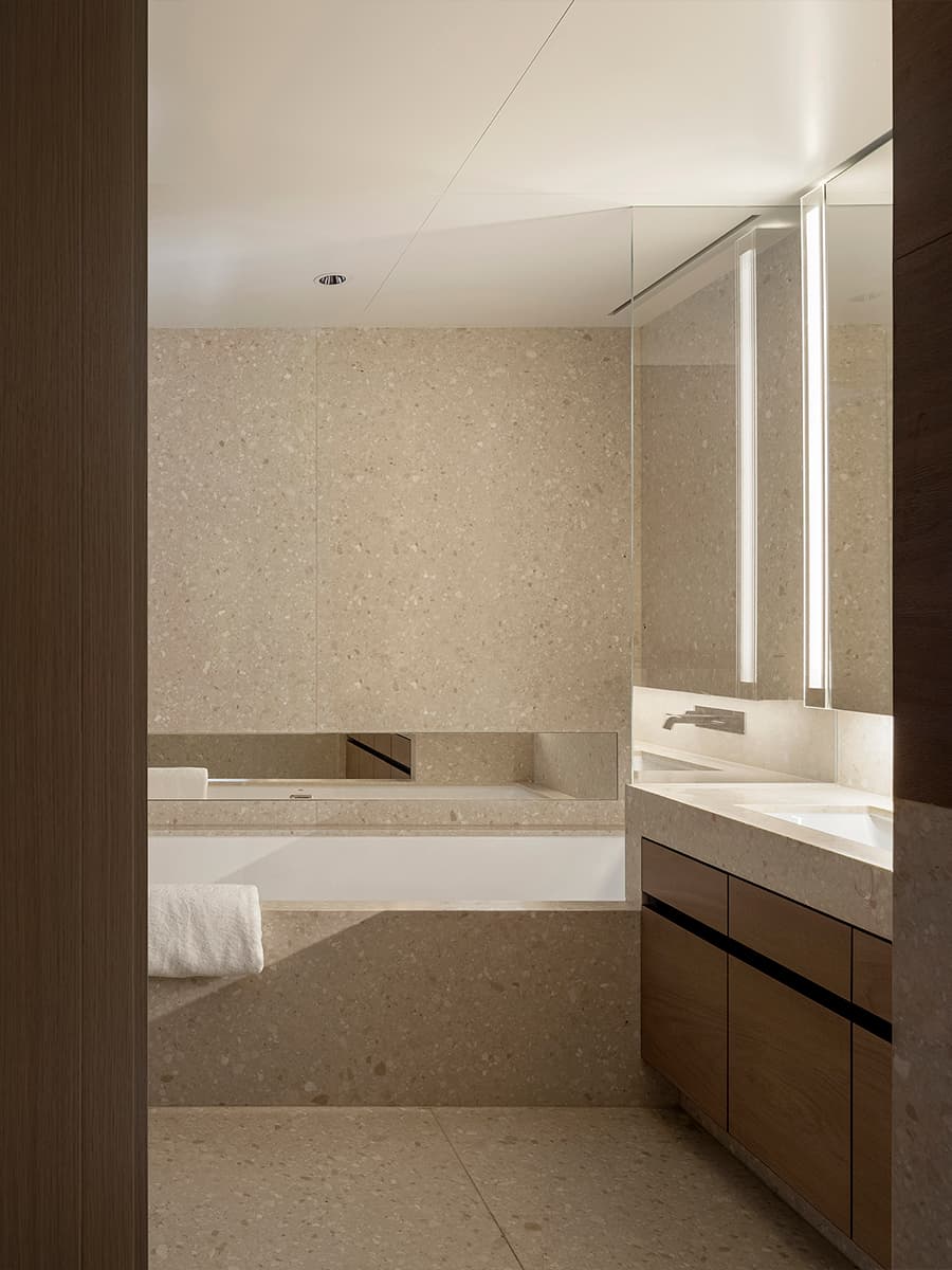 Живые растения, плавные формы и игровая зона в интерьере для семьи с тремя детьми — проект бюро c.dd