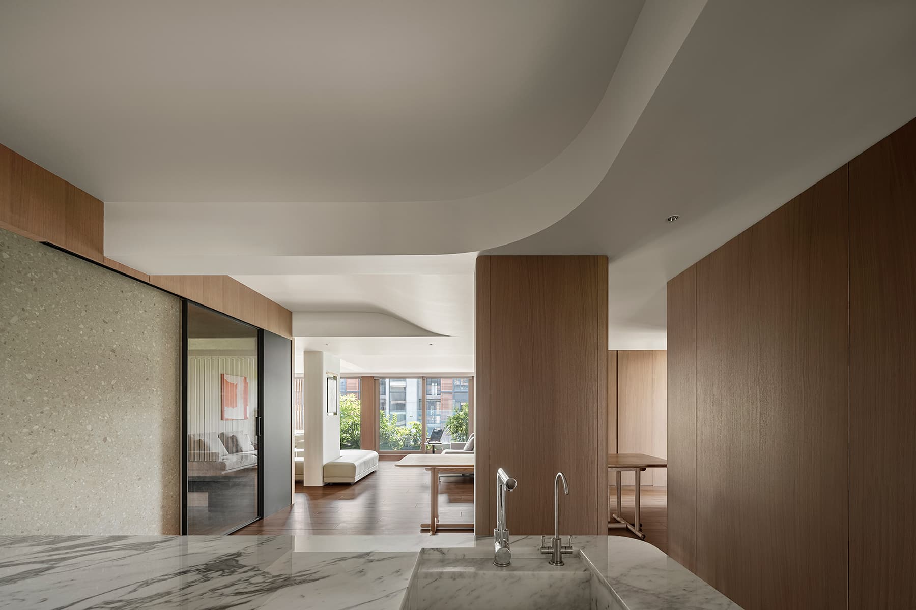 Живые растения, плавные формы и игровая зона в интерьере для семьи с тремя детьми — проект бюро c.dd