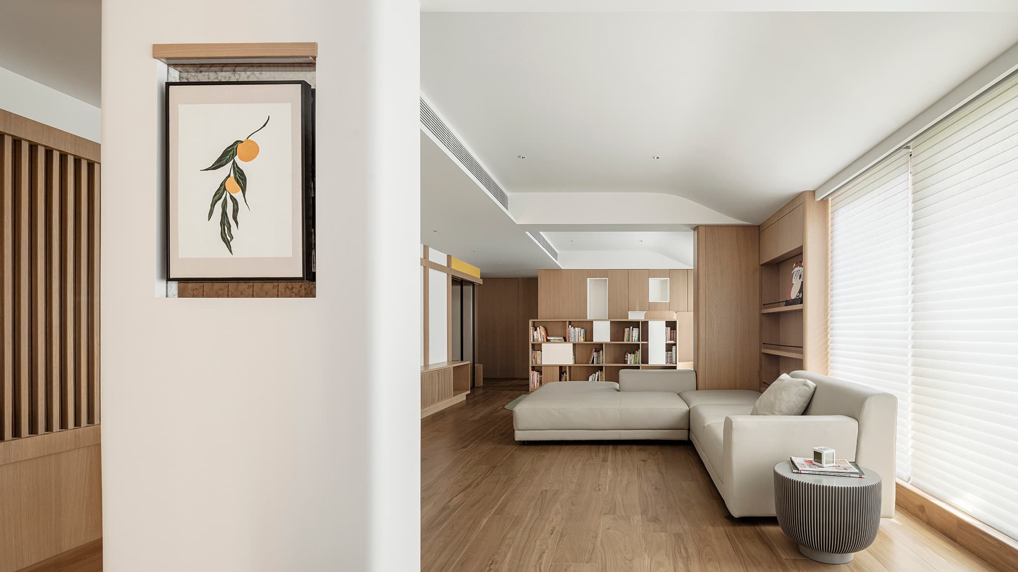 Живые растения, плавные формы и игровая зона в интерьере для семьи с тремя детьми — проект бюро c.dd