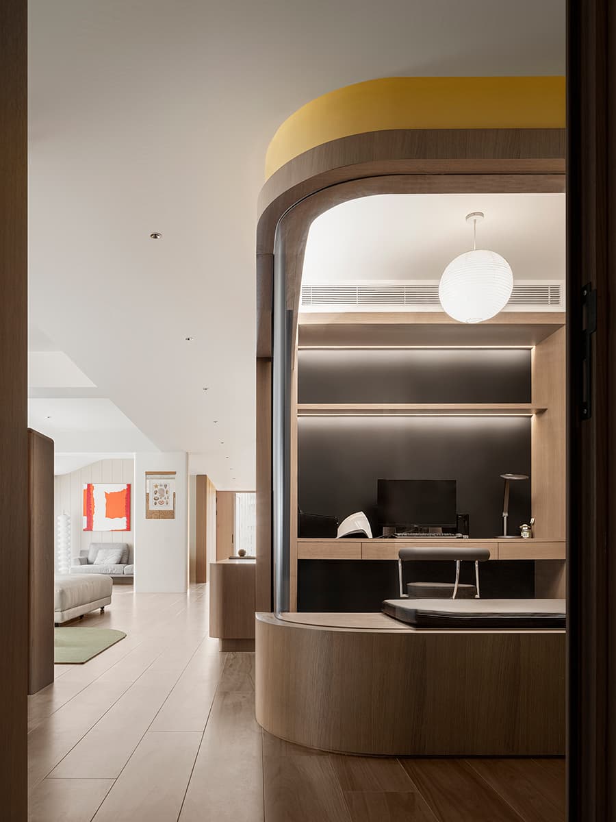 Живые растения, плавные формы и игровая зона в интерьере для семьи с тремя детьми — проект бюро c.dd