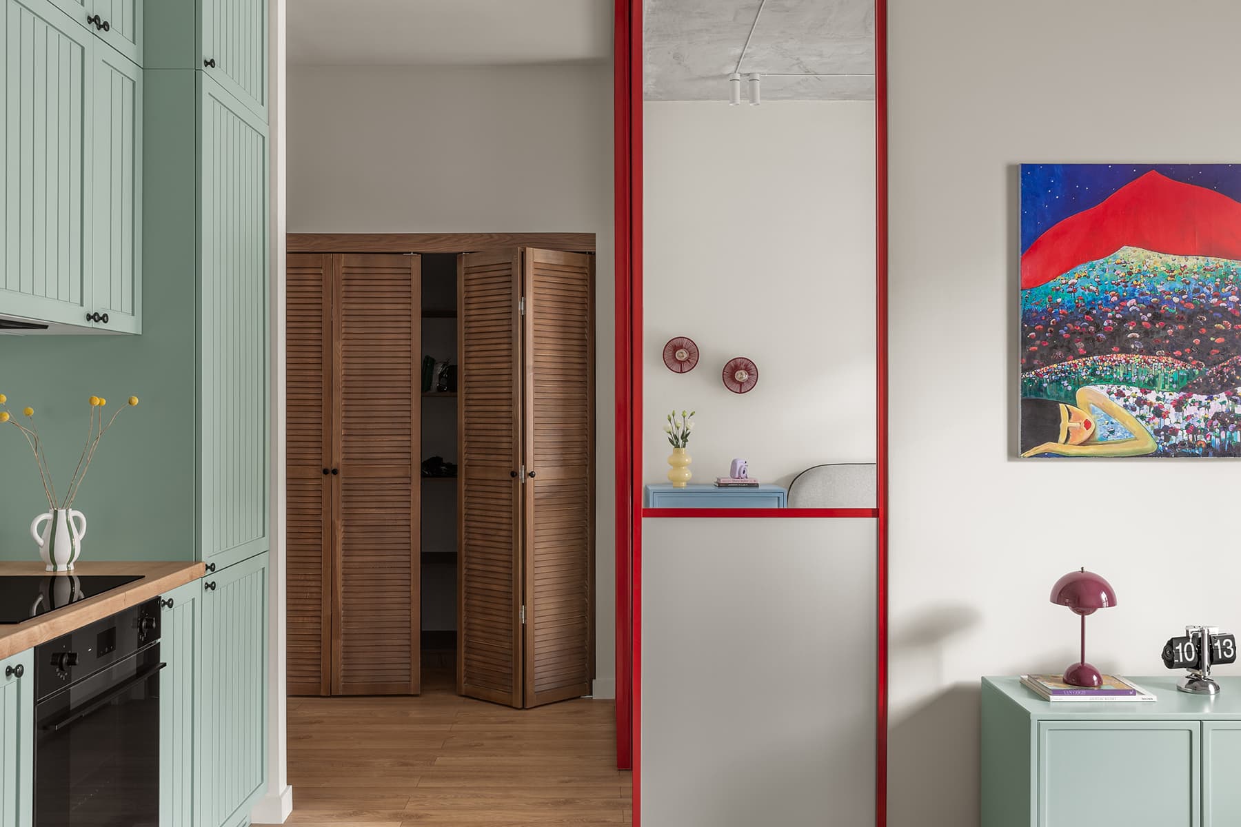 Креативный интерьер небольшой квартиры для девушки-предпринимателя — проект студии Nesso interiors