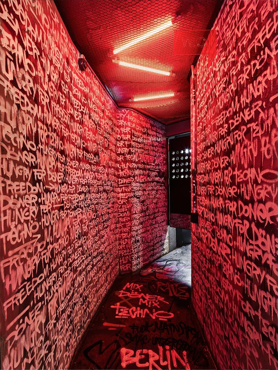 Ярко-зеленый металлокаркас, неон и открытая кухня в интерьере петербургского бара — проект бюро Akke Collective