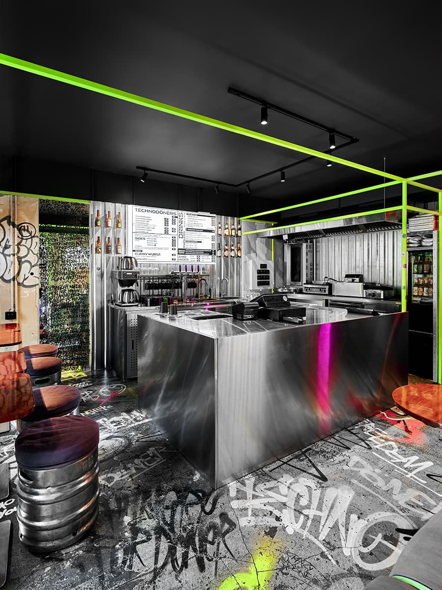 Ярко-зеленый металлокаркас, неон и открытая кухня в интерьере петербургского бара — проект бюро Akke Collective