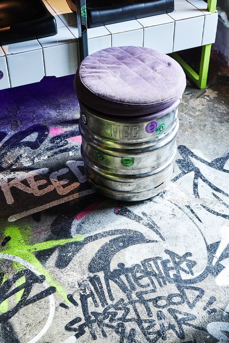 Ярко-зеленый металлокаркас, неон и открытая кухня в интерьере петербургского бара — проект бюро Akke Collective