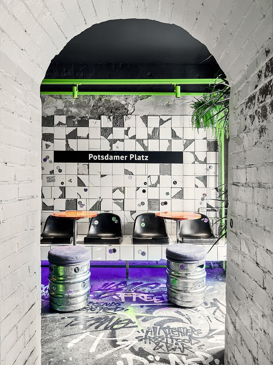 Ярко-зеленый металлокаркас, неон и открытая кухня в интерьере петербургского бара — проект бюро Akke Collective