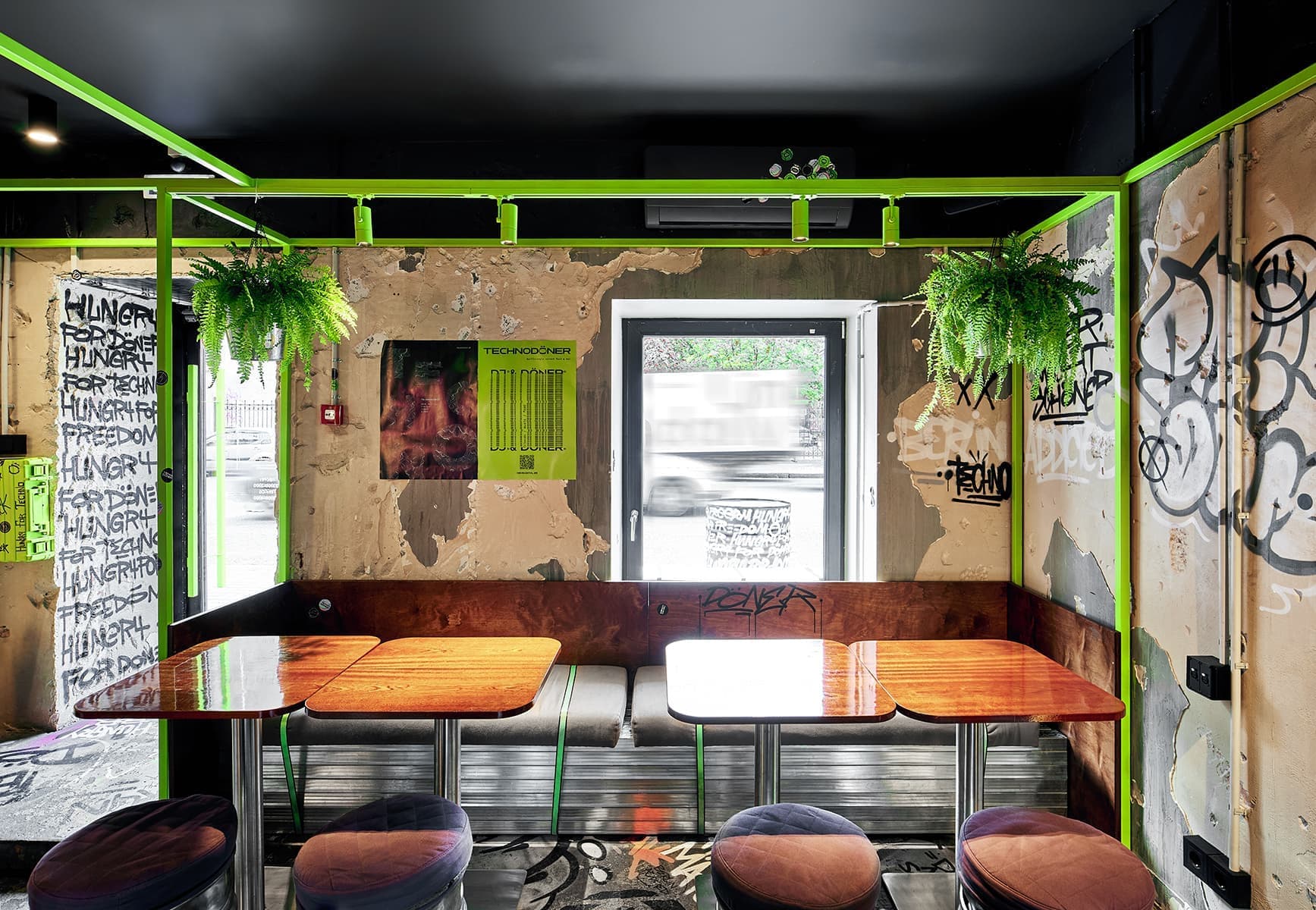 Ярко-зеленый металлокаркас, неон и открытая кухня в интерьере петербургского бара — проект бюро Akke Collective