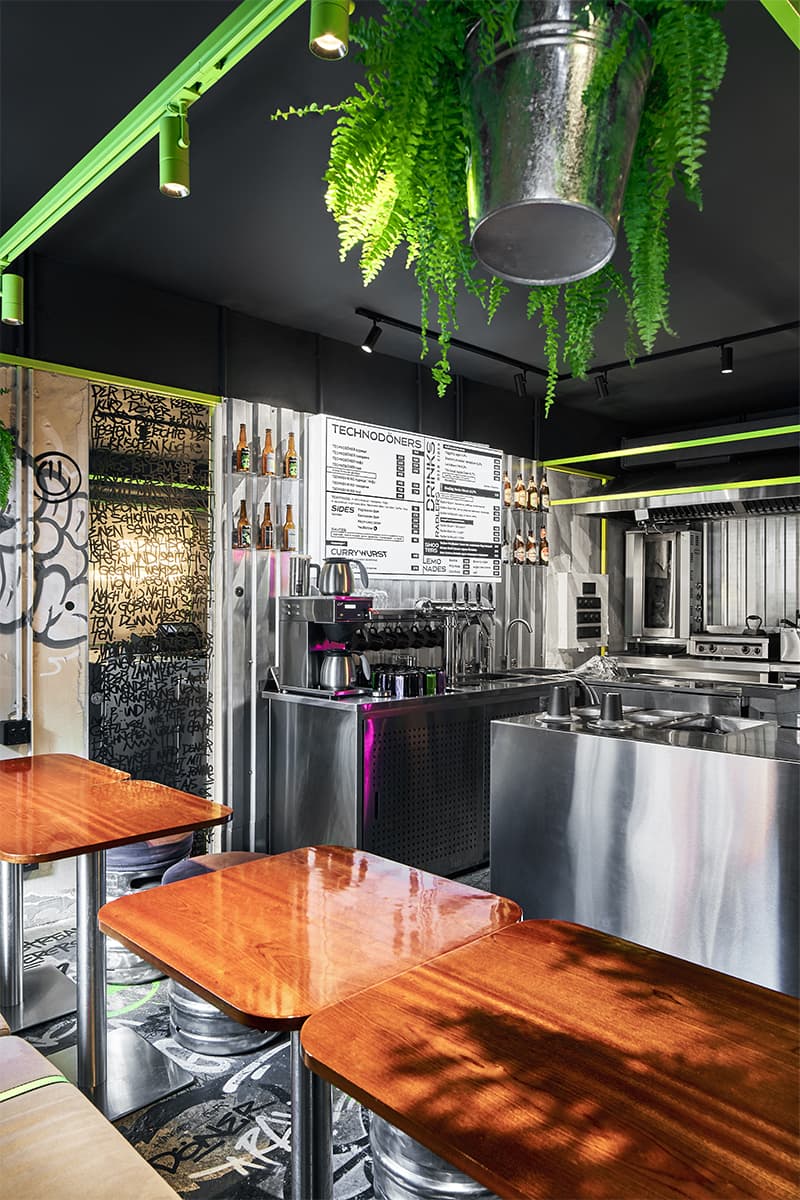 Ярко-зеленый металлокаркас, неон и открытая кухня в интерьере петербургского бара — проект бюро Akke Collective