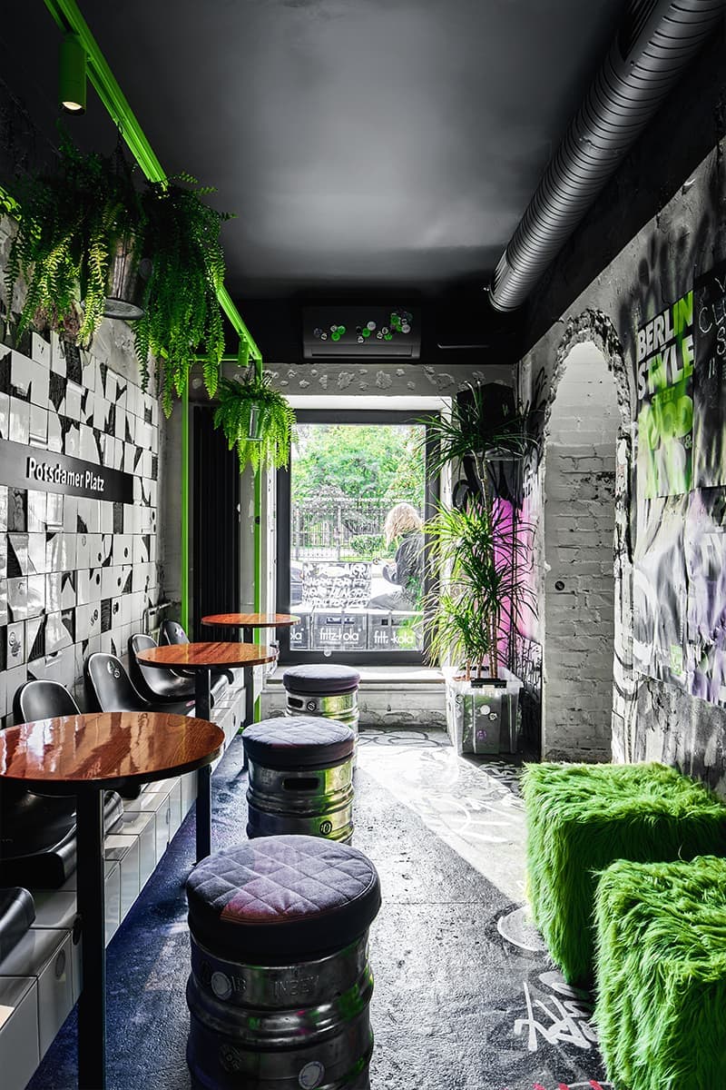 Ярко-зеленый металлокаркас, неон и открытая кухня в интерьере петербургского бара — проект бюро Akke Collective