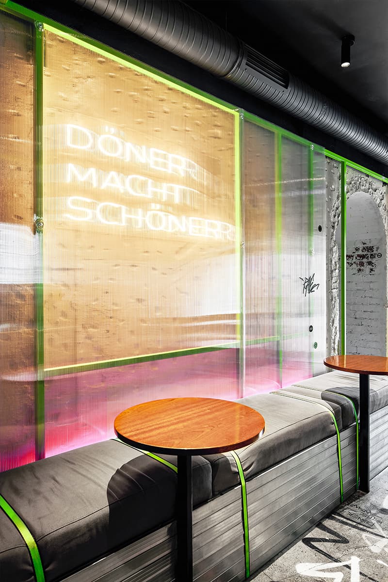Ярко-зеленый металлокаркас, неон и открытая кухня в интерьере петербургского бара — проект бюро Akke Collective