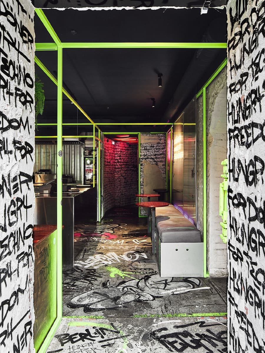 Ярко-зеленый металлокаркас, неон и открытая кухня в интерьере петербургского бара — проект бюро Akke Collective